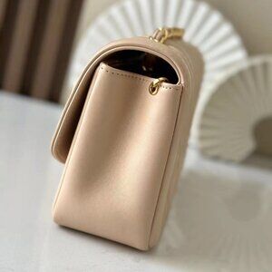 Classic CHANEL Bag: A Stylish and Versatile Choice for Elegance       Clas